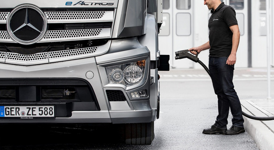 VW, „Daimler“ ir „Volvo“ kurs bendrą sunkvežimiams skirtą įkrovimo stotelių tinklą