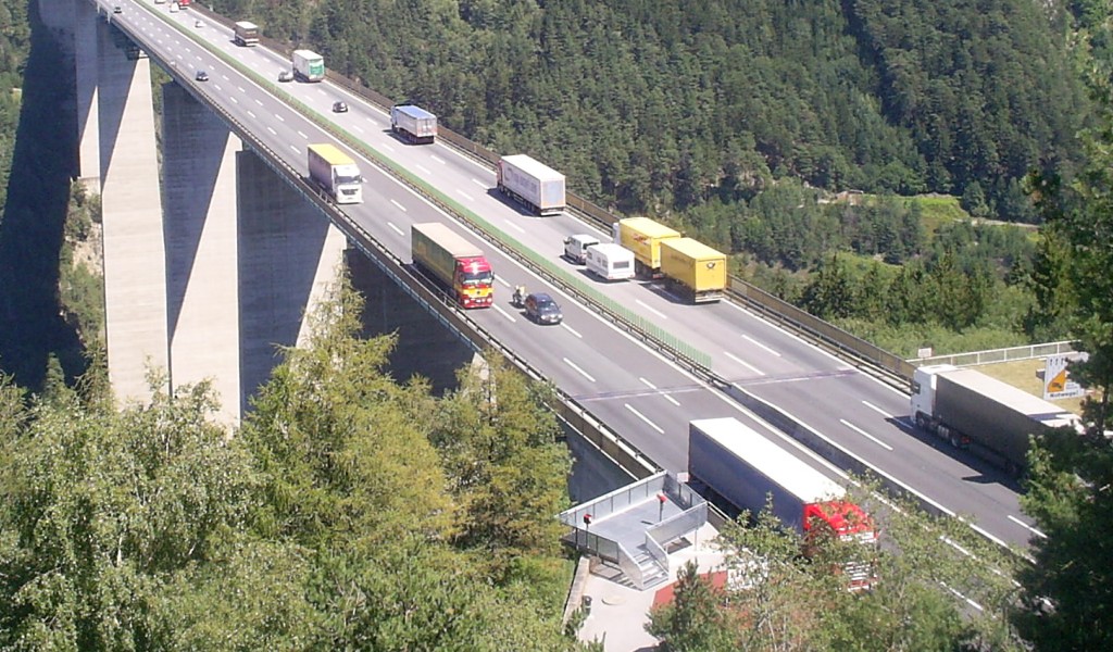 A tiroli korlátozások miatt hivatalos feljelentést tettek Brüsszelben a német fuvarozók