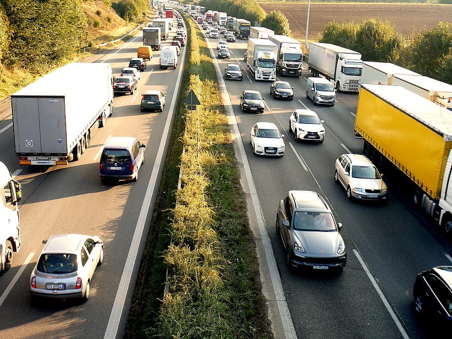 Raport BAG: Transportatorii din România, Polonia și Lituania au parcurs anul acesta mai mulți kilometri pe drumurile federale