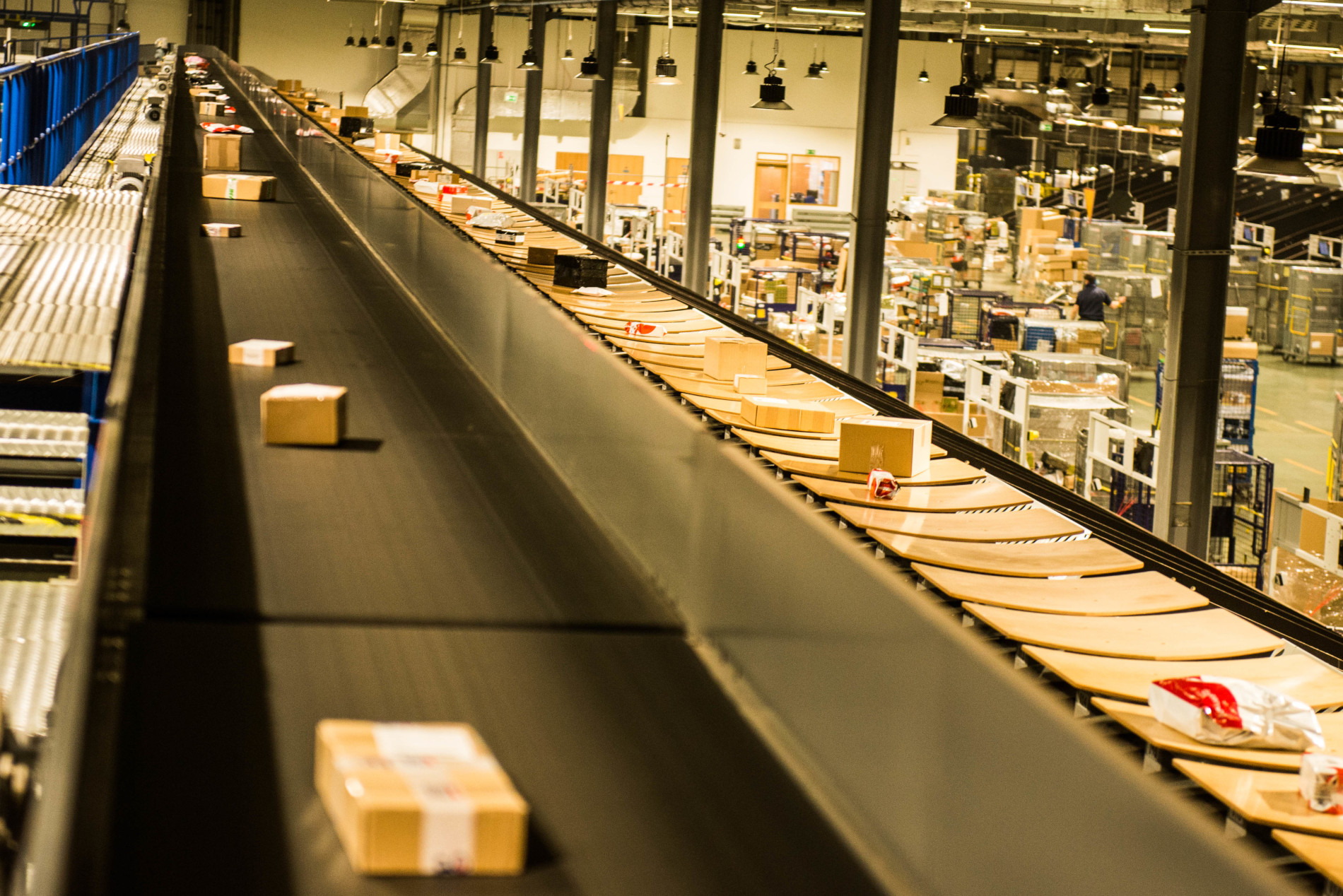Nowa rola Poczty Polskiej w e-commerce. Rozliczy odbiorcę przesyłki spoza UE ze skarbówką