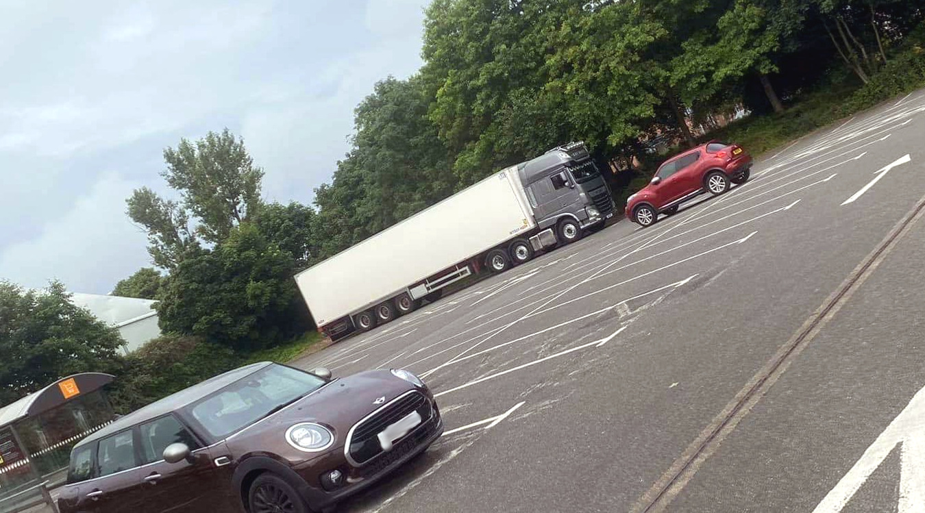 Przewoźnik wyśmiał absurdalne skargi na ciężarówkę. „Zajmowała dużo miejsca” na… pustym parkingu