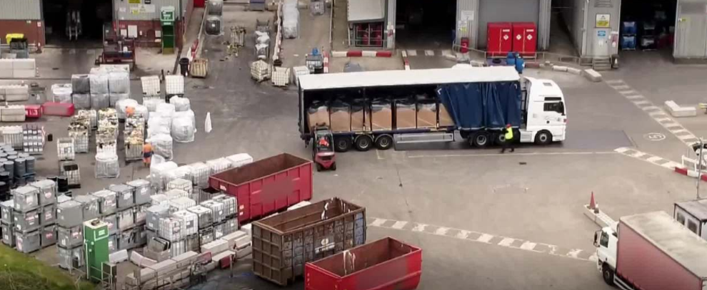 Amazon distruge sistematic milioane de produse noi, nevândute