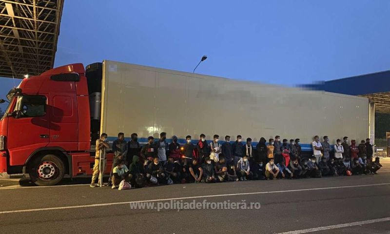 50 de migranți ascunși într-un camion frigorific, identificați la Nădlac