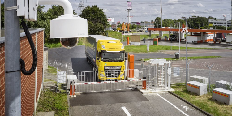 Új, biztonságos parkoló Köln mellett – 40 teherautónak van hely