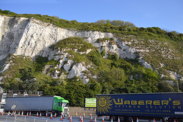 Government minister dismisses trucker visa plan despite industry and opposition pressure
