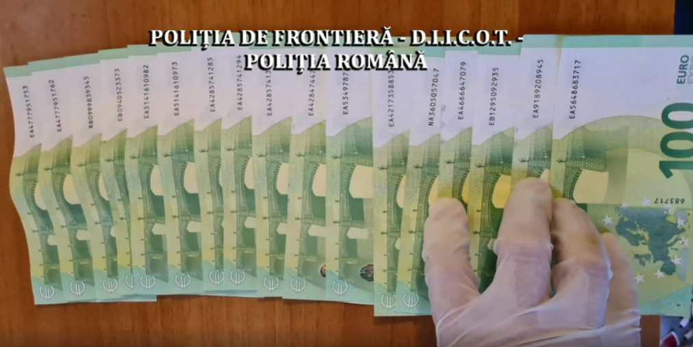 Camioane confiscate în cadrul unor percheziţii pentru destructurarea unui grup infracțional privind transportul ilegal de migranţi