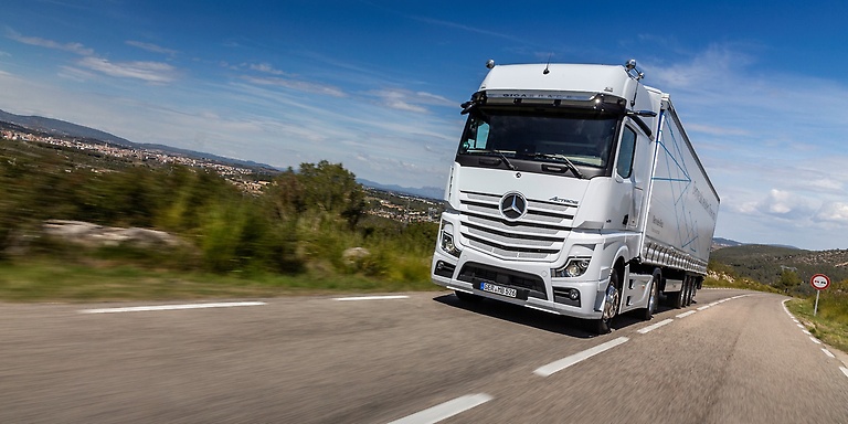 Daimler va păstra 35% din divizia de camioane, după separarea oficială de Mercedes-Benz