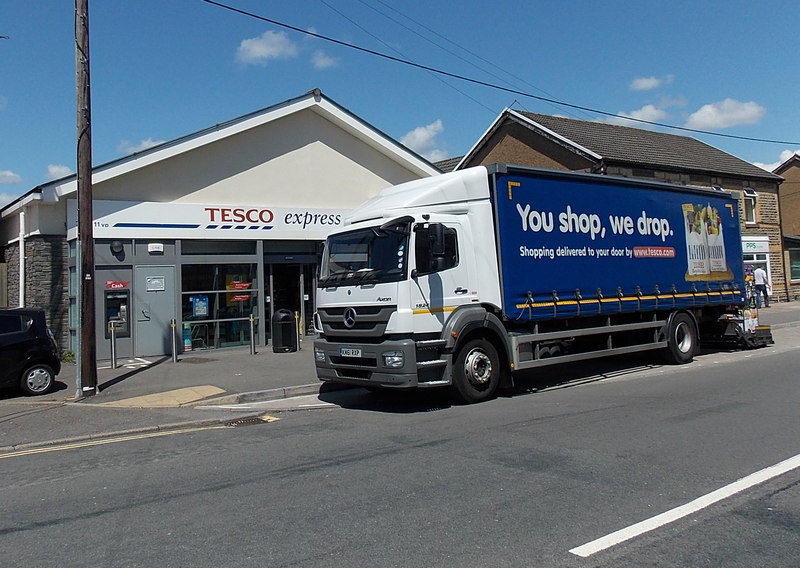 A brit Tesco 1000 font bónuszt fizet, ha elmész hozzájuk vezetni