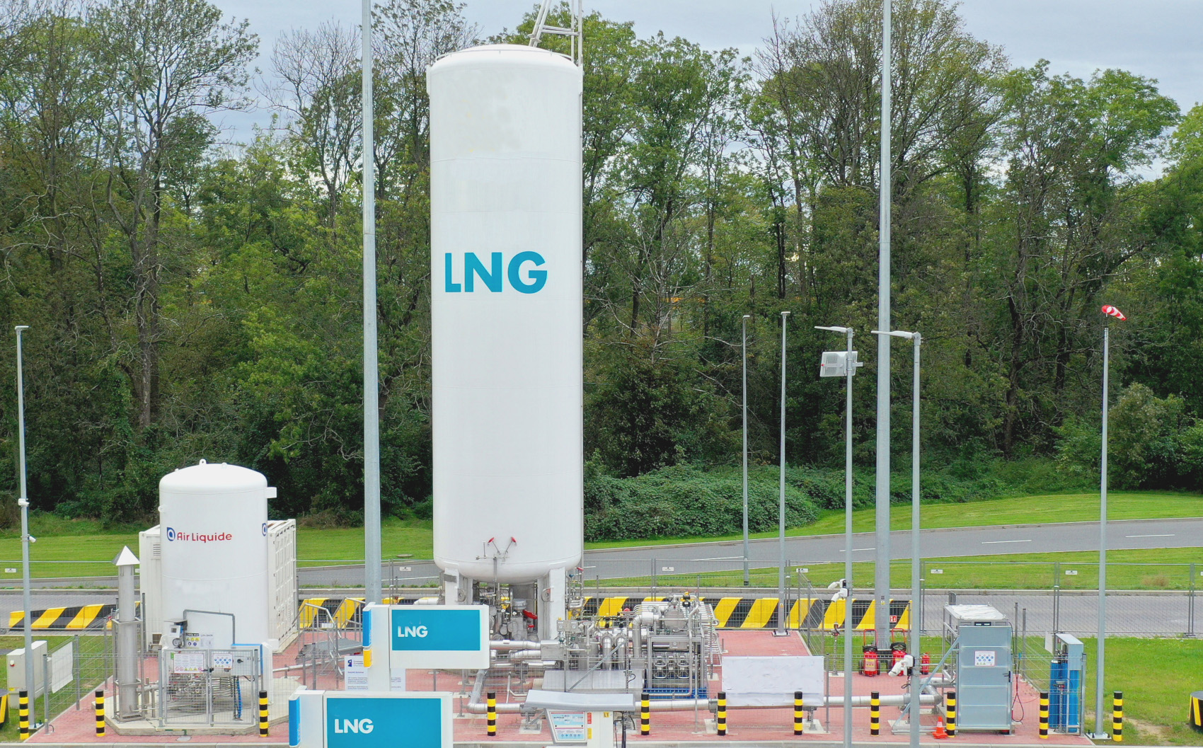 Lorry driver praised for preventing drunk trucker crashing into petrol station