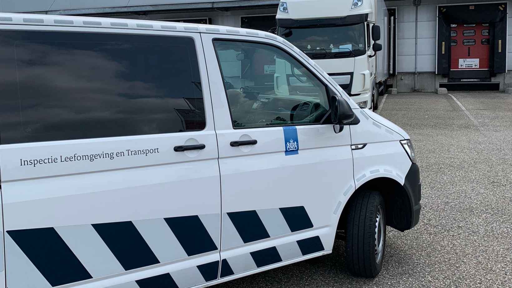 Șoferi de camion sancționați pentru că își efectuau odihna în timp ce erau transportați la punctul de lucru