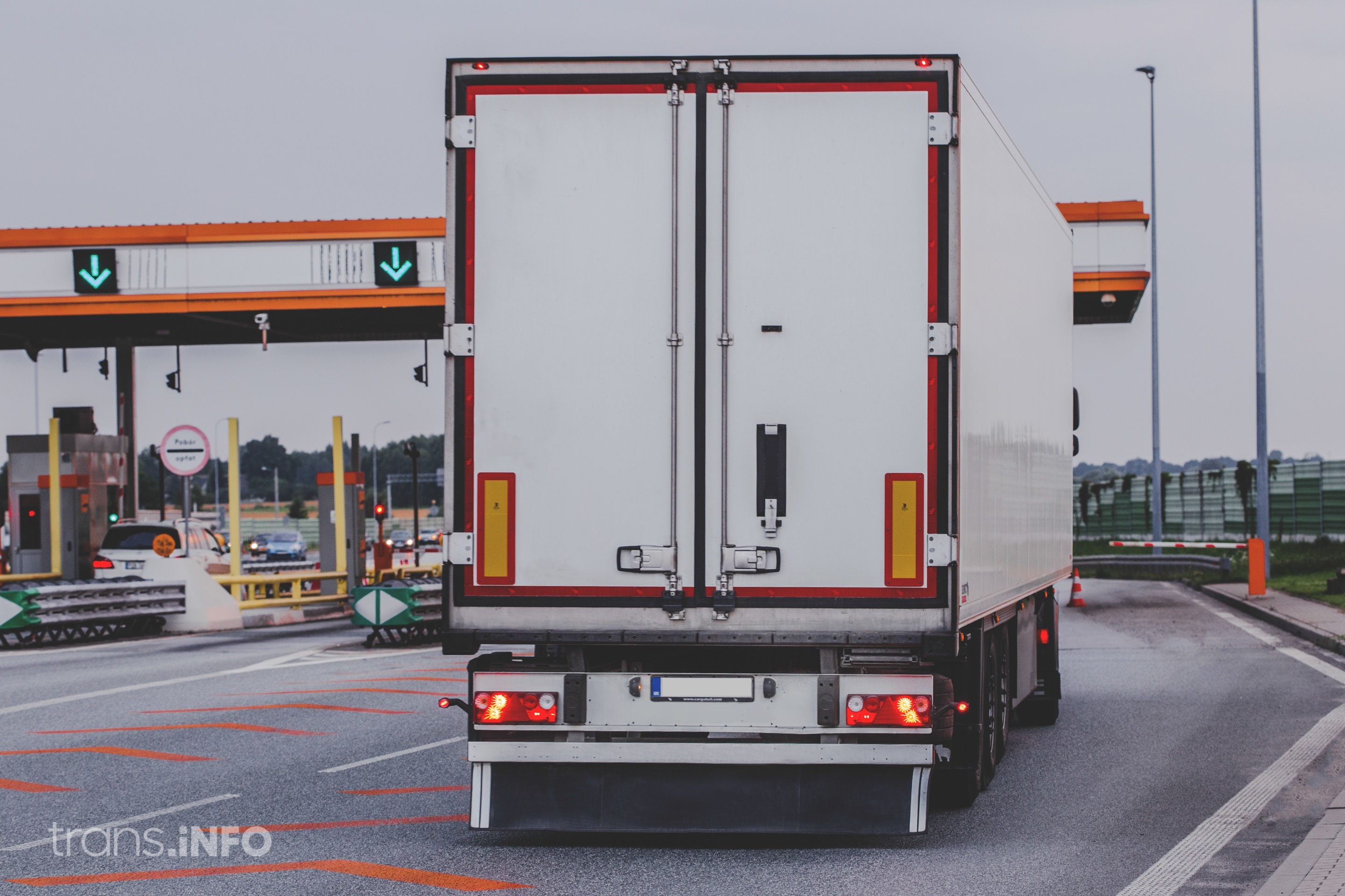 Właściciel ciężarówek od maja usiłował się zarejestrować w e-TOLL-u. Takich jak on może być więcej