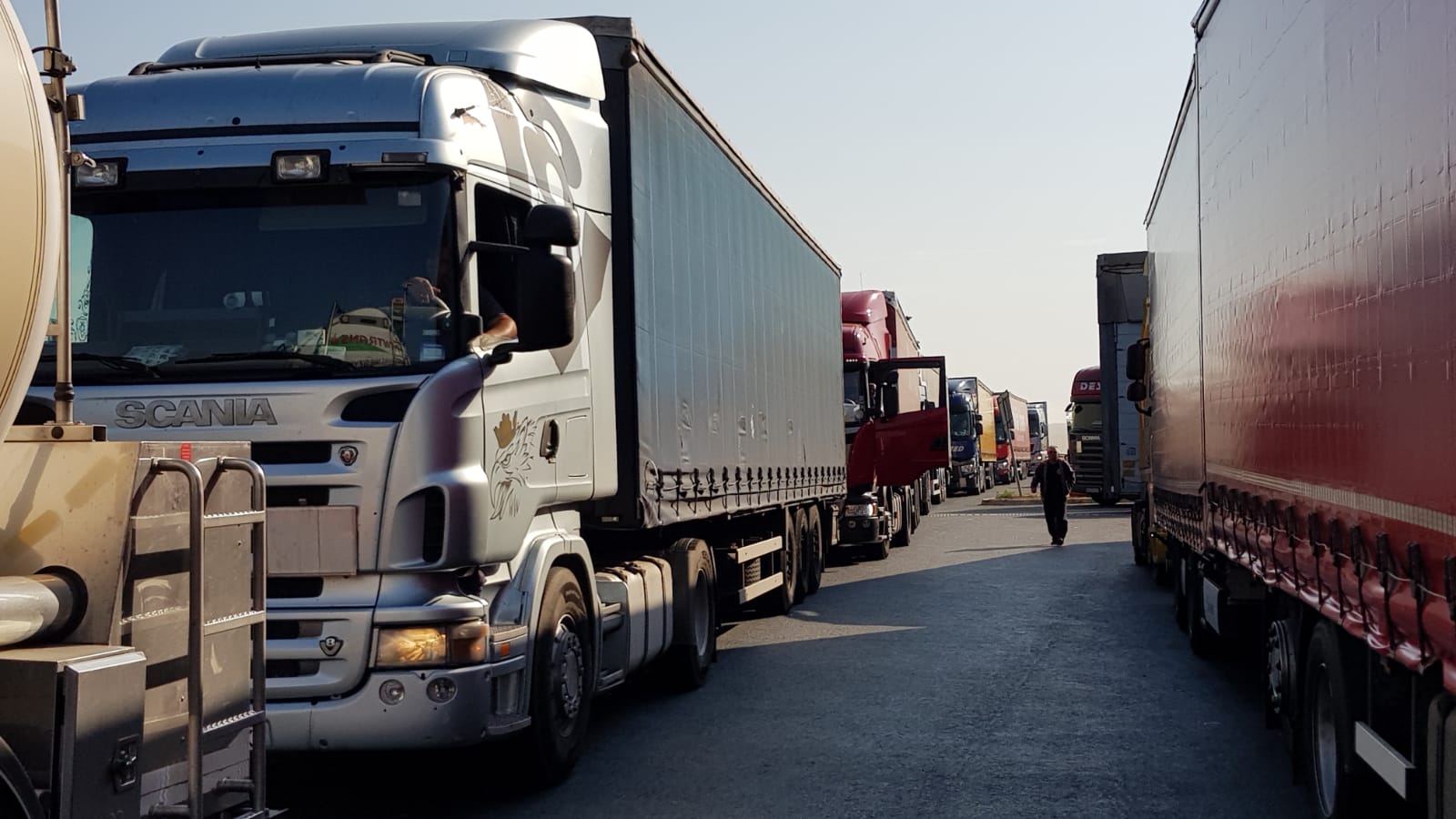 UNTRR: ”Șoferii profesioniști sunt discriminați în raport cu sportivii și artiștii, care nu au obligația carantinei dacă sosesc din zonele roșii”