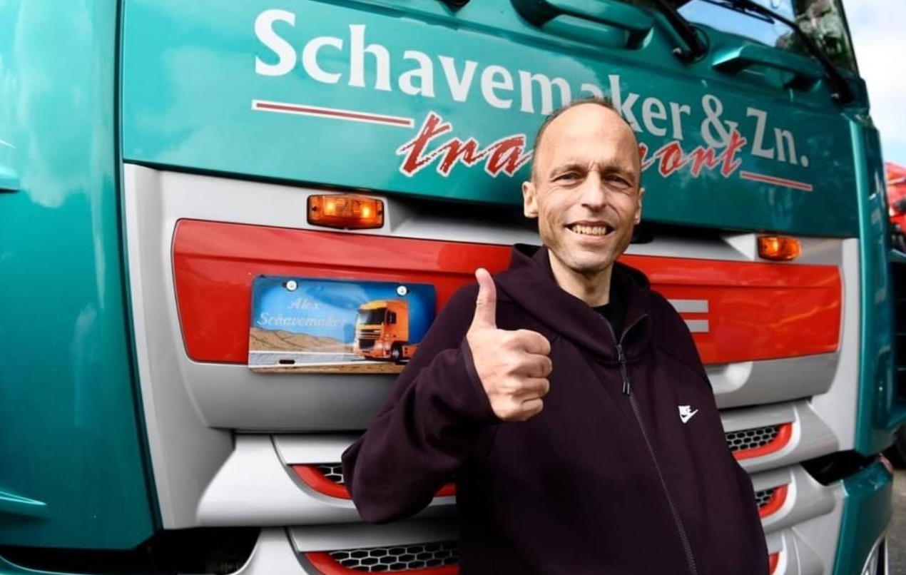 Eine schöne Geste von Truckern für einen kranken Kollegen. Sie organisierten seinen Abschied von seinem geliebten Lkw.