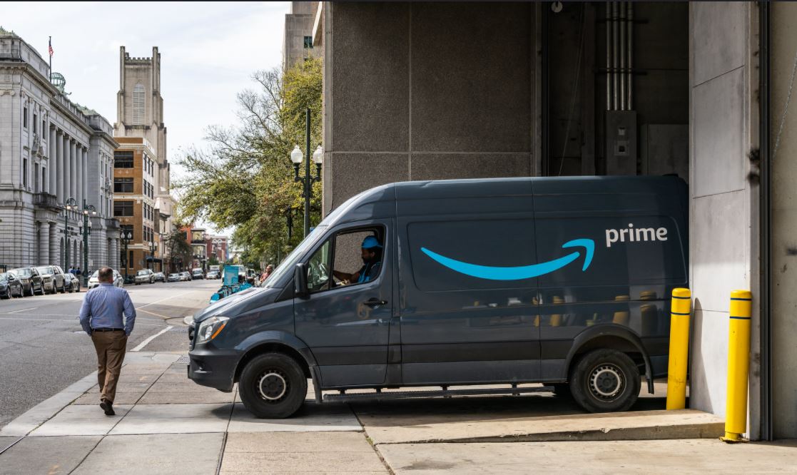 Az Amazon futára gyorsabb, mint a rendőrség. Segített egy férfinak visszaszerezni az ellopott járművet