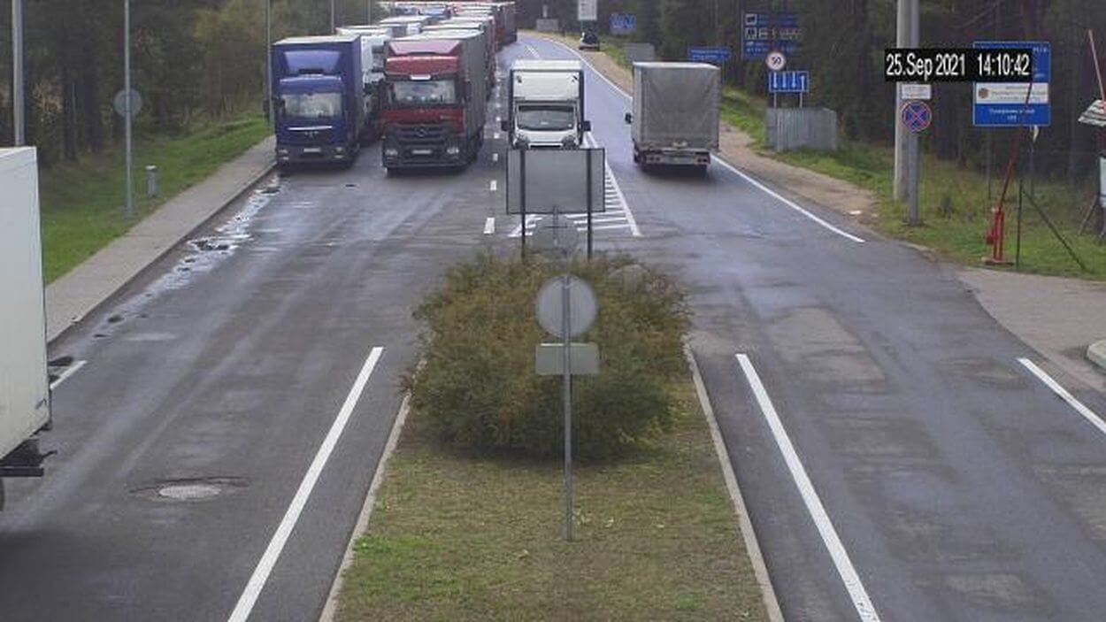 Pasienyje su Baltarusija įstrigo virš tūkstančio vilkikų