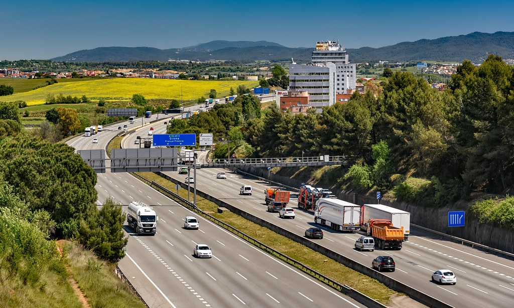 Jazda “gęsiego” na katalońskiej autostradzie przedłużona. Organizacja transportowa krytykuje decyzję władz