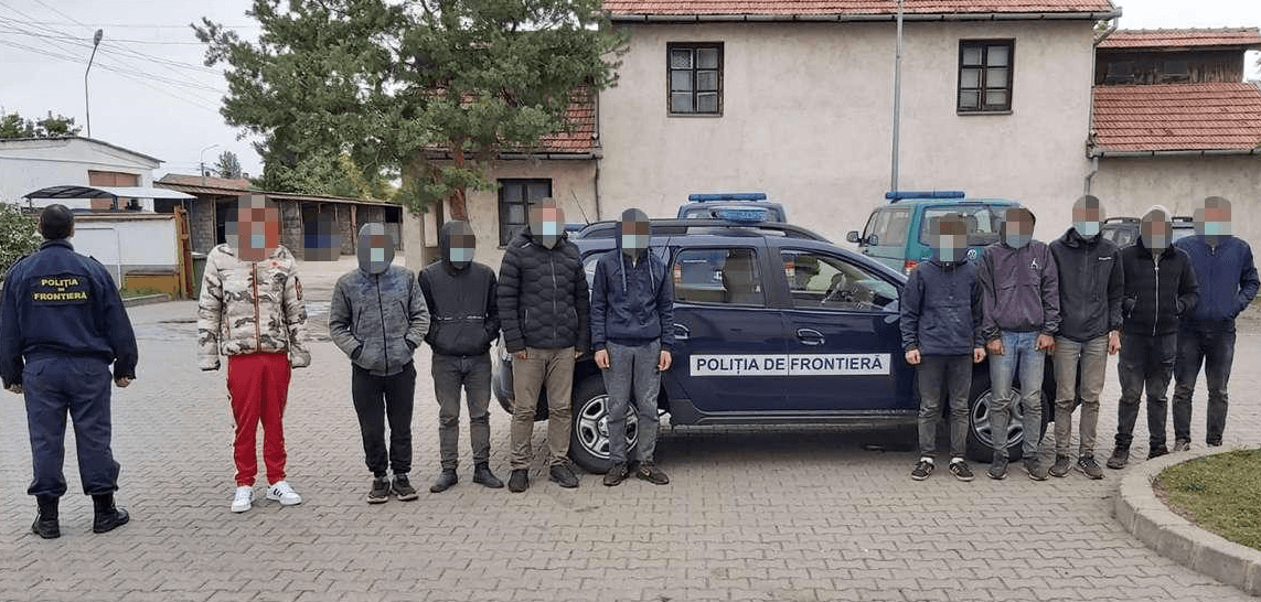 Şofer român cercetat pentru trafic de migranţi