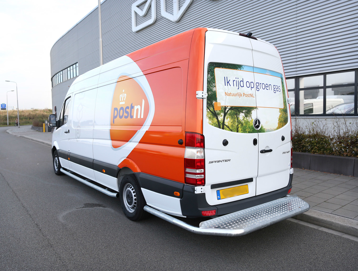 828 000 eurós bírság a holland futár cégekre. Köztük van a posta is