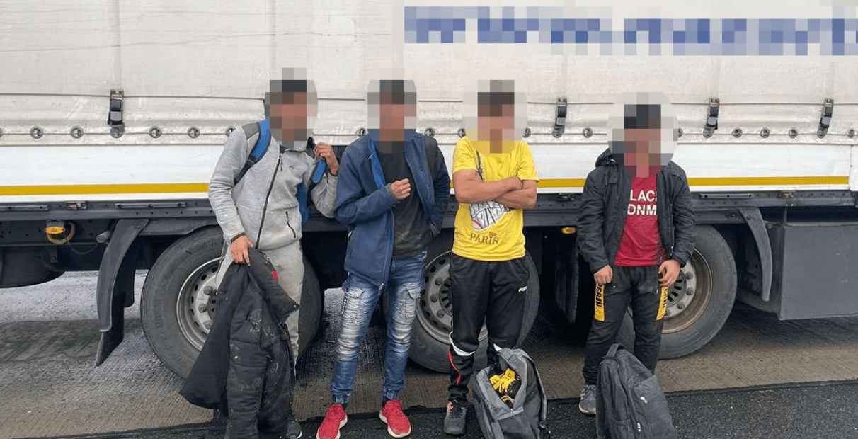 Șaptesprezece cetățeni afgani si turci depistați în remorcile a două camioane la PTF Nădlac