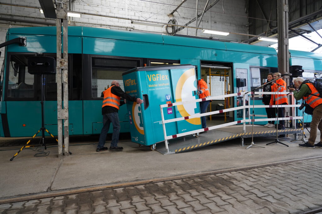 ONOMOTION: VGF testet Gütertransport mit der Straßenbahn