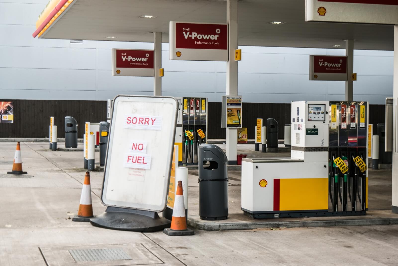 Boris Johnson szerint a fuvarozók tehetnek a brit kamion-parkolók állapotáról
