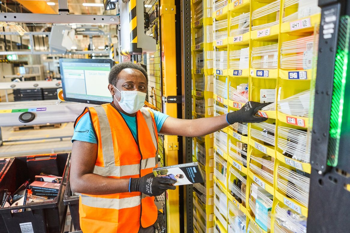 Amazon va deschide opt noi centre logistice în Germania