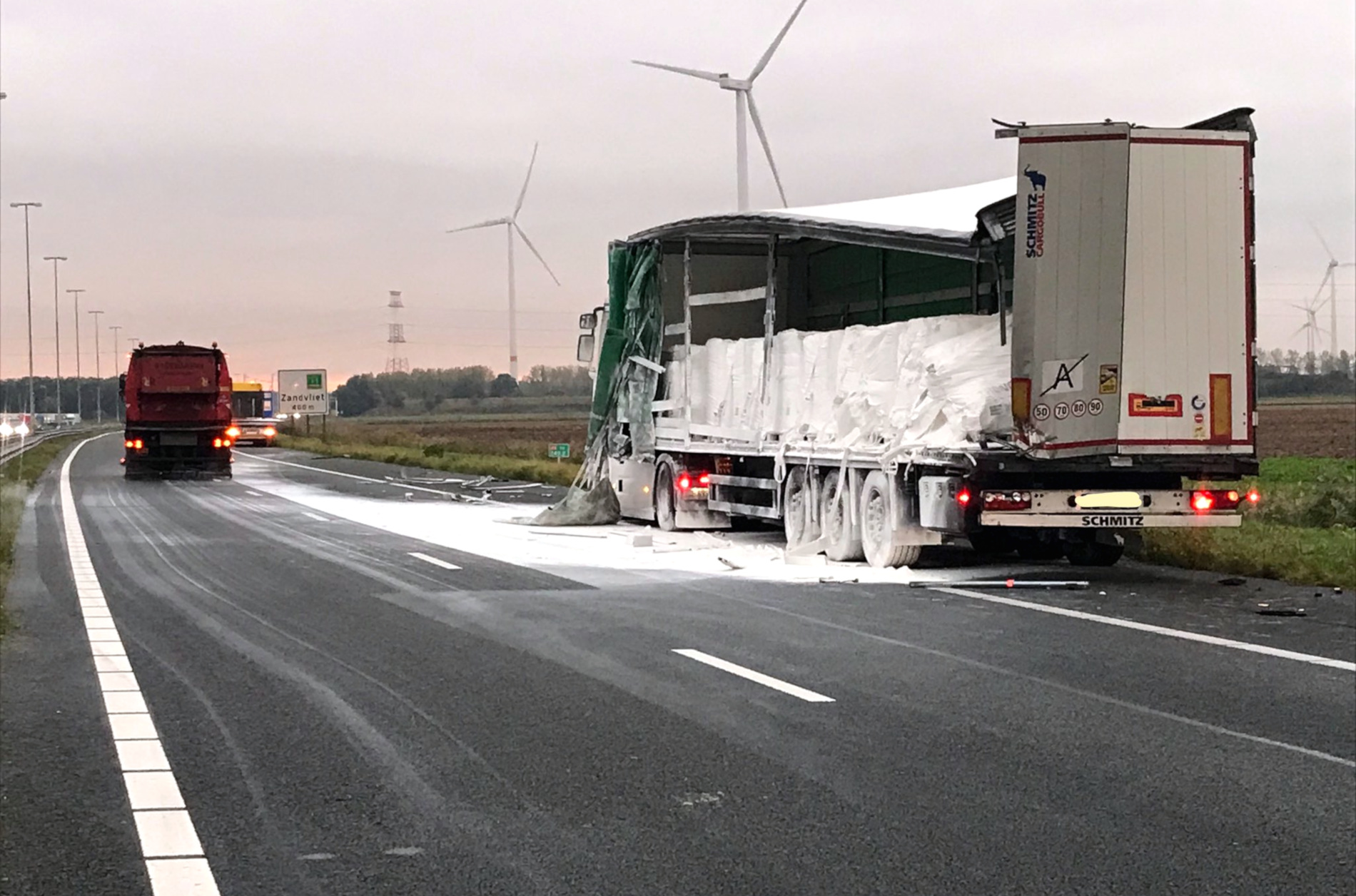 Niderlandzka autostrada zamknięta po wypadku ciężarówek. Na jezdnię wysypał się dwutlenek tytanu