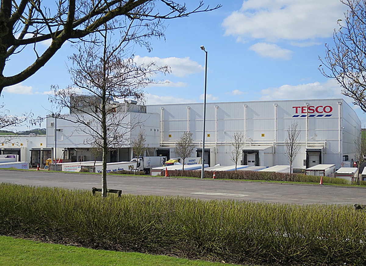 Akt desperacji Tesco? Brak kadry tak dotkliwy, że do magazynów zatrudniają… więźniów