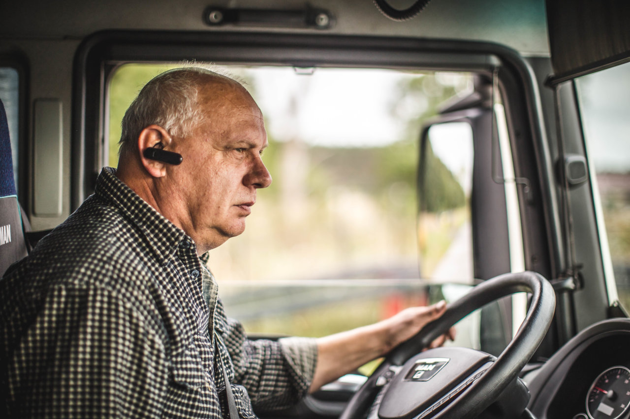 Draudimas rūkyti automobilyje ir 2,6 tūkst. Eur bauda už telefono naudojimą vairuojant