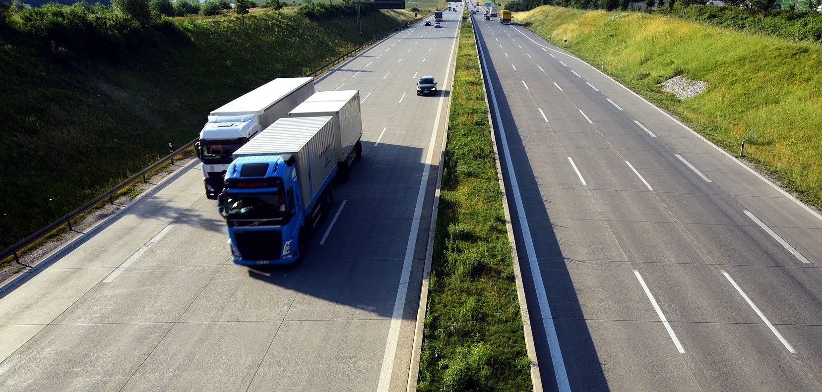 Ši šalis visuose greitkeliuose įvedė sunkvežimiams taikomą draudimą lenkti
