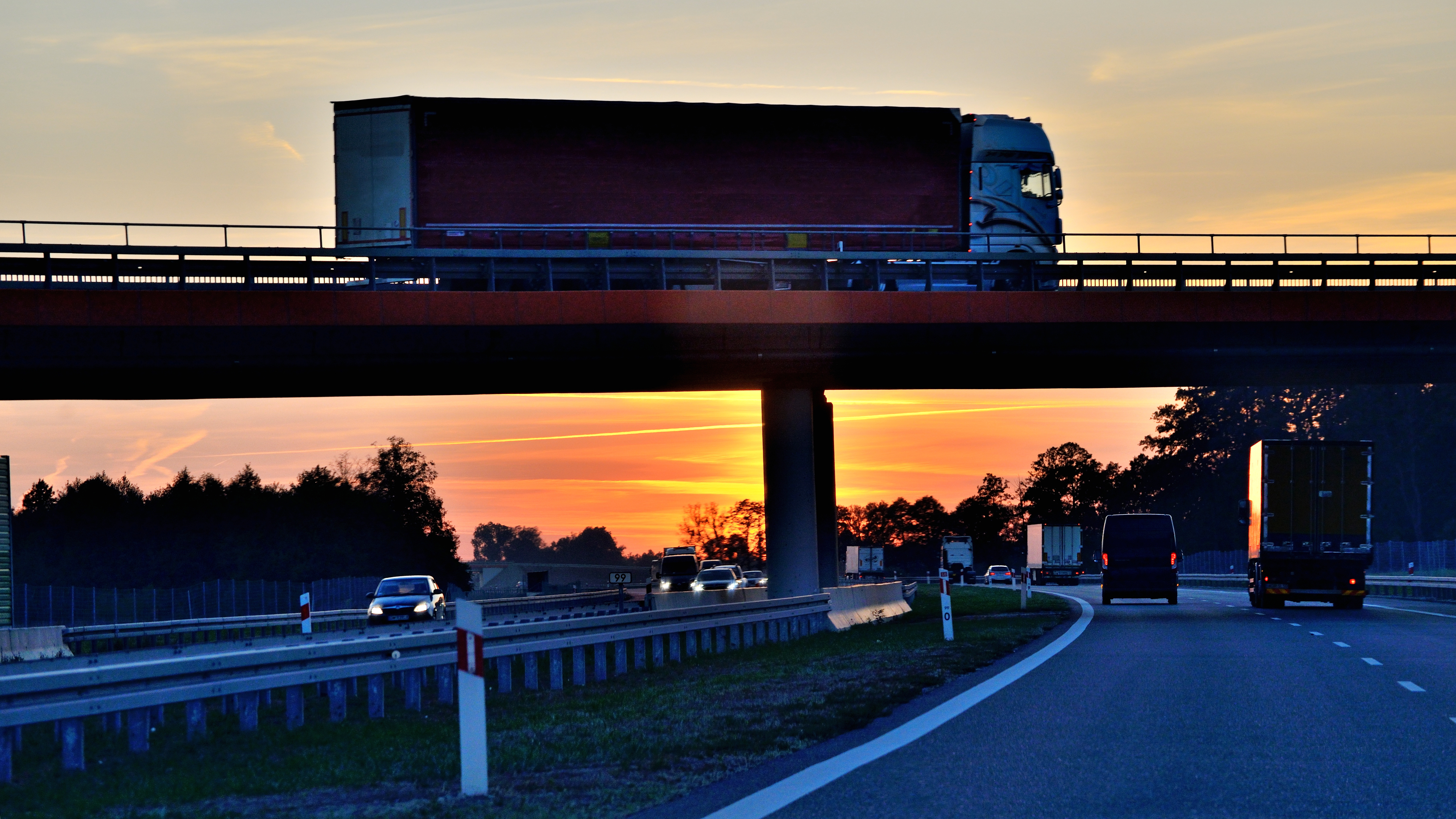 Keine Durchfahrt für LKW. A43 bereits mit Schrankenanlage in Betrieb