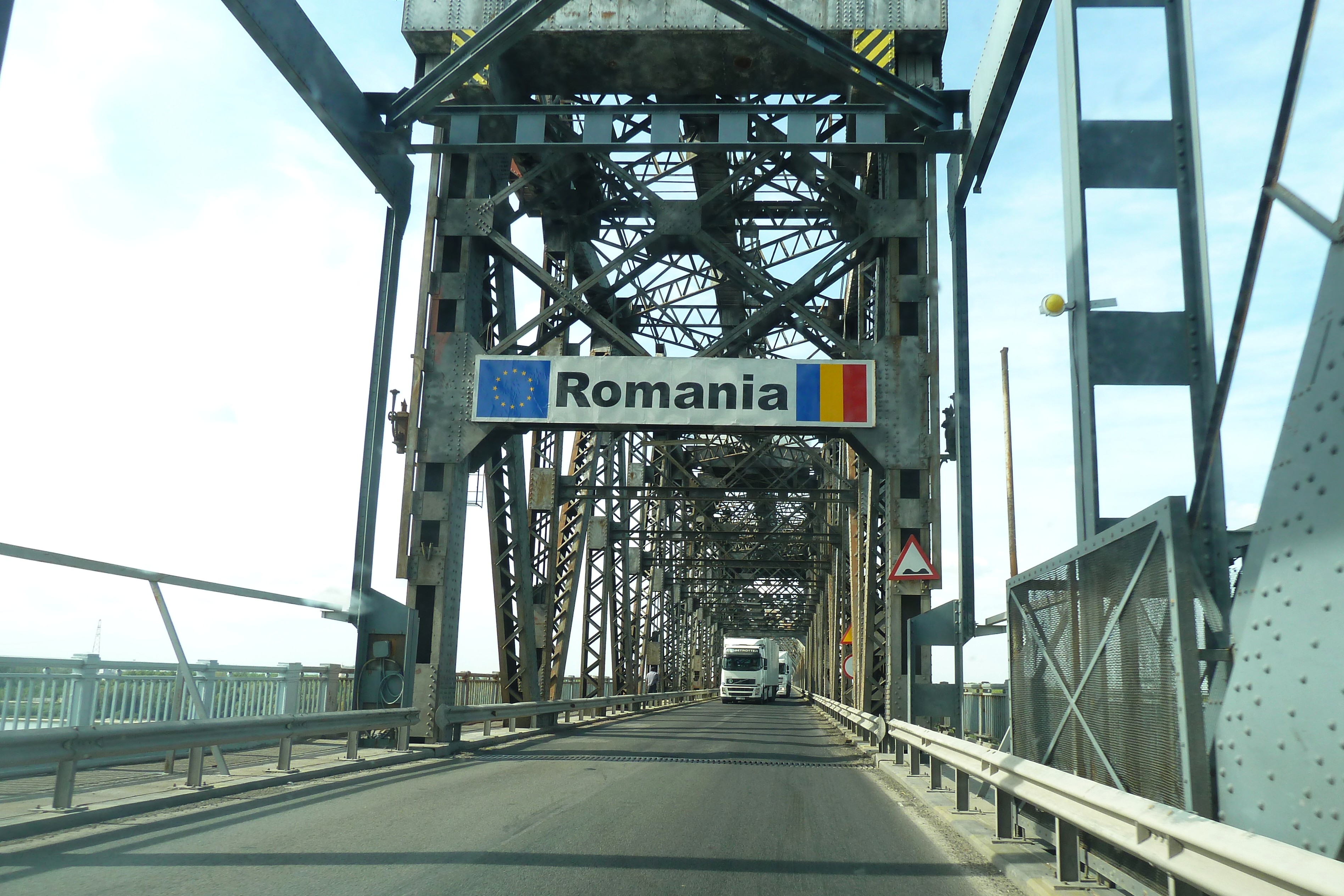 Noi taxe pentru camioane pe podul Prieteniei