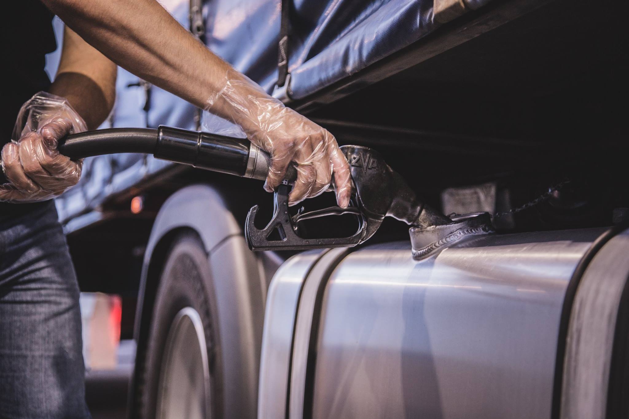Vyriausybė pritarė automobilių taršos mokesčiui. Jei jis įsigalios, vežėjai pilsis degalus kitose šalyse