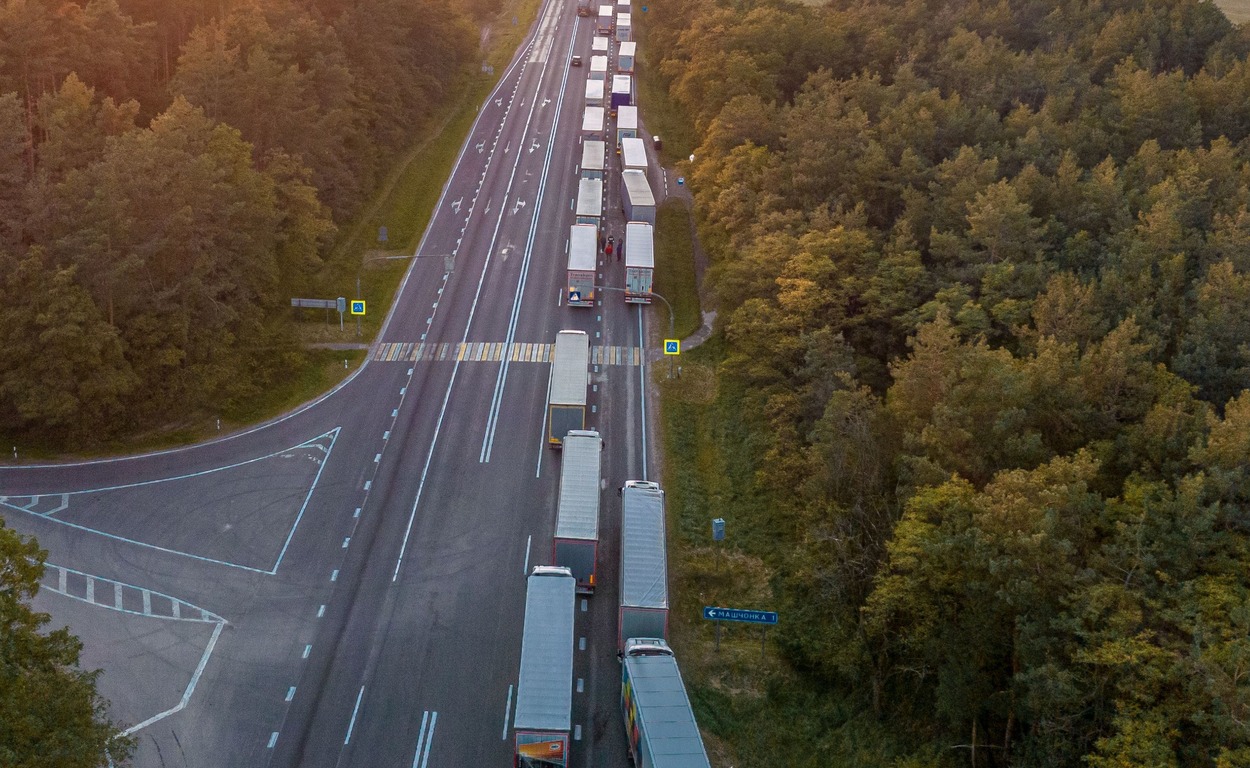 Pasienyje su Baltarusija vairuotojai laukia jau dvi paras, o vežėjų nuostoliai siekia šimtus Eur