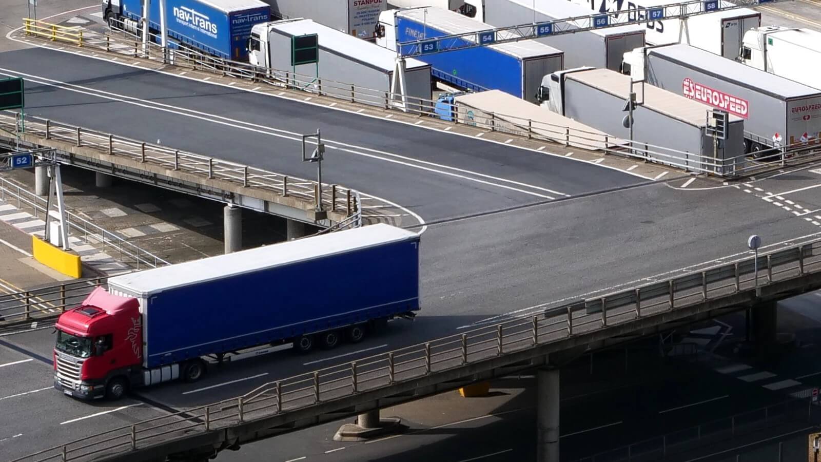 Vežėjai gali atsikvėpti – važiuojant į Didžiąją Britaniją jie nebus atsakingi už muito mokėjimą