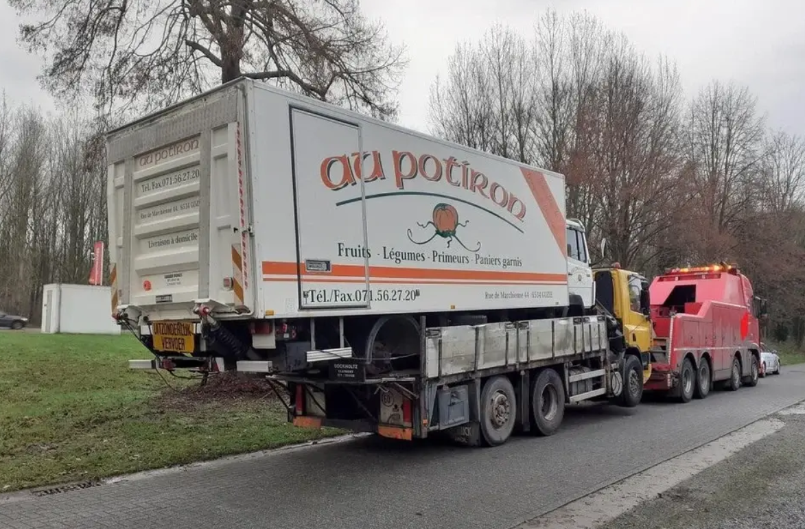 Transportator amendat pentru că a circulat…cu două camioane suprapuse