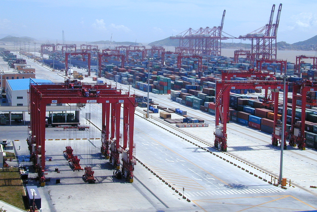 In China ist eine gigantische Logistikgruppe mit einer Fläche von 2400 ha und 3 Millionen Fahrzeugen entstanden.