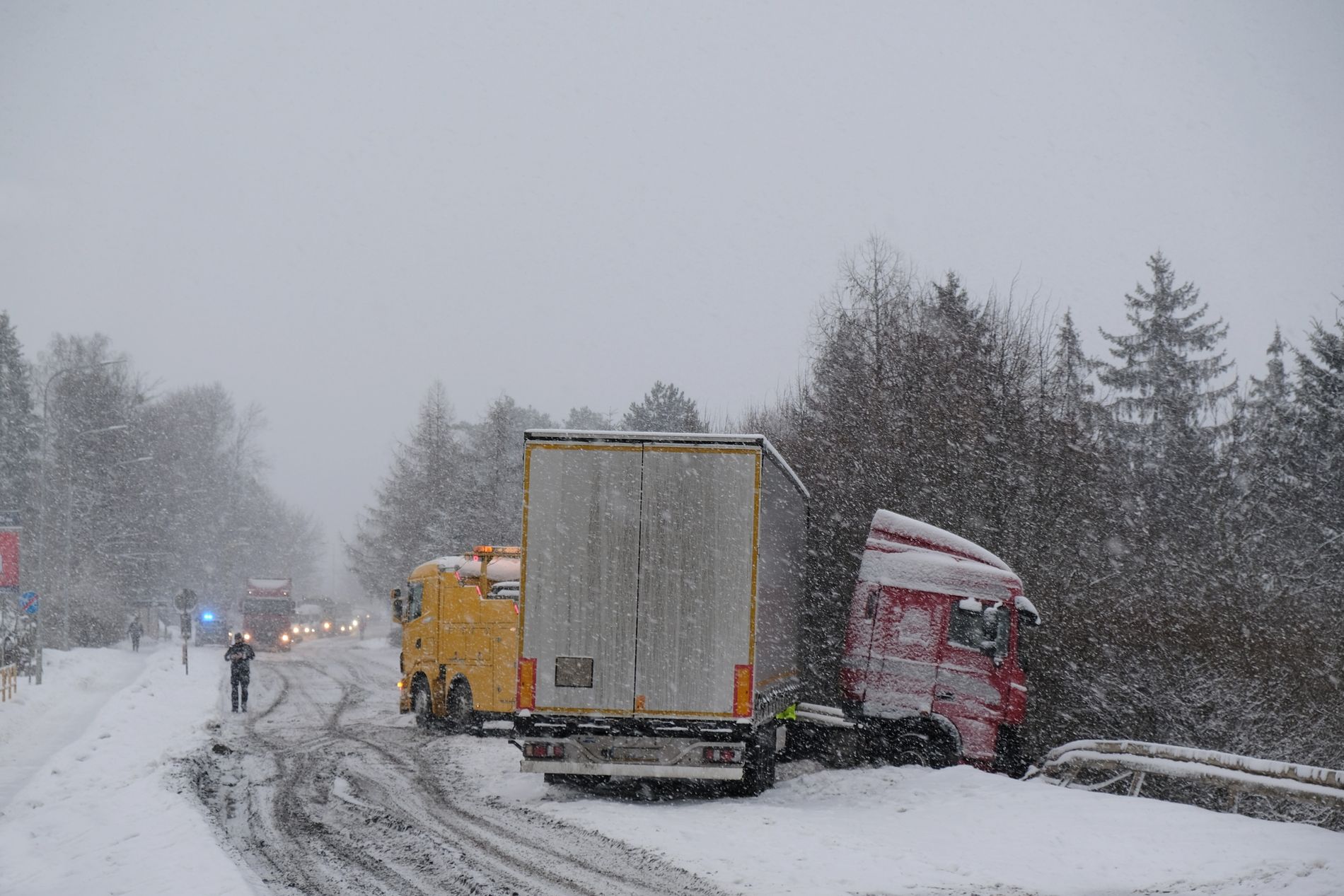 Kelininkai įspėja: didžiojoje Lietuvos dalyje sninga, eismo sąlygos labai sudėtingos
