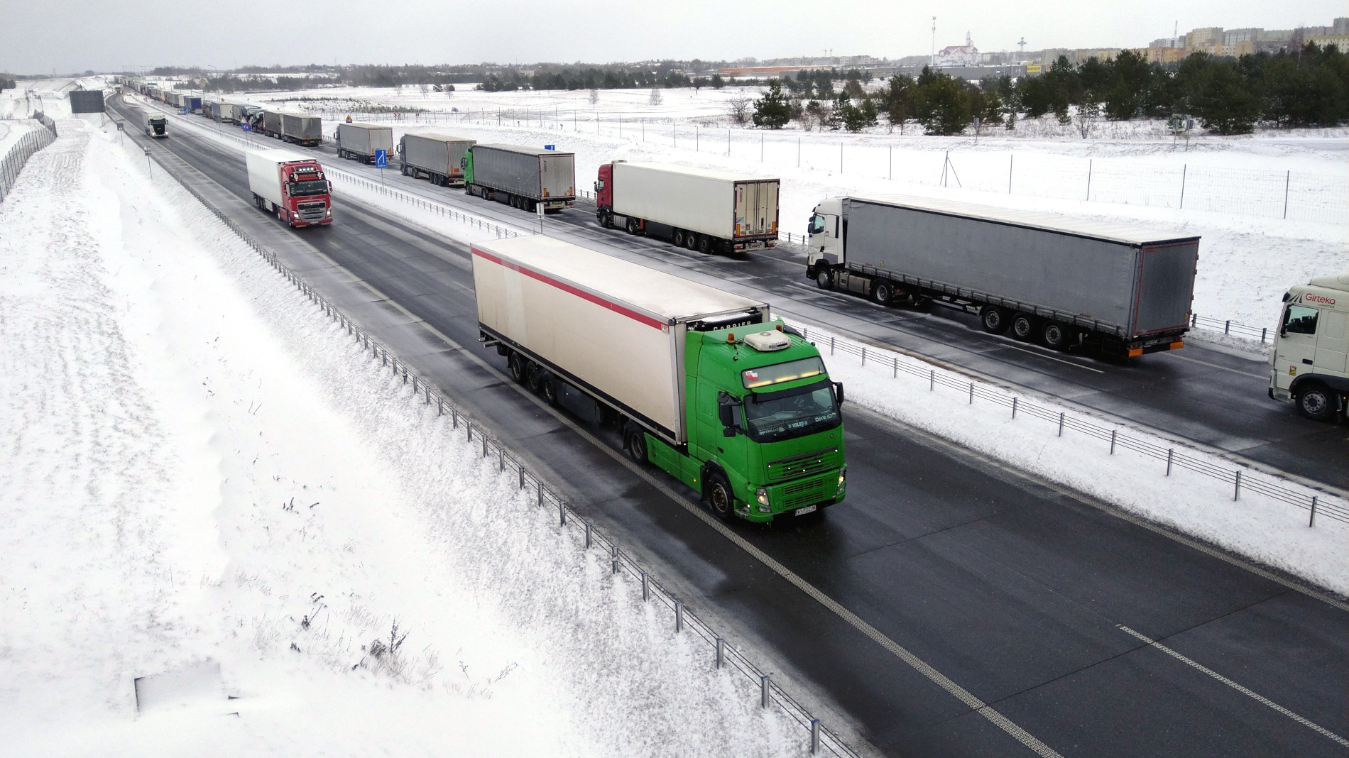 Dėl avarijų paralyžiuotas eismas „Via Baltica“ kelyje. Lenkija nebeįsileidžia vilkikų iš Lietuvos