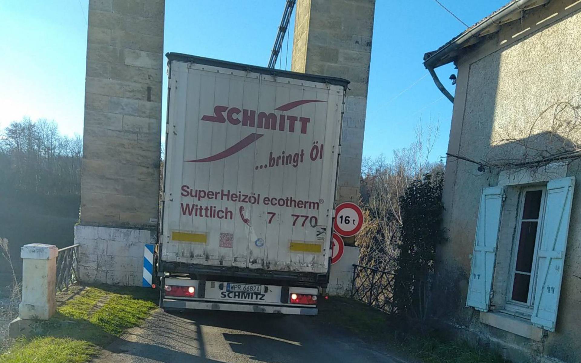 Trucker angeklagt wegen Missachtung der Brückenbeschränkung für LKW-Verkehr