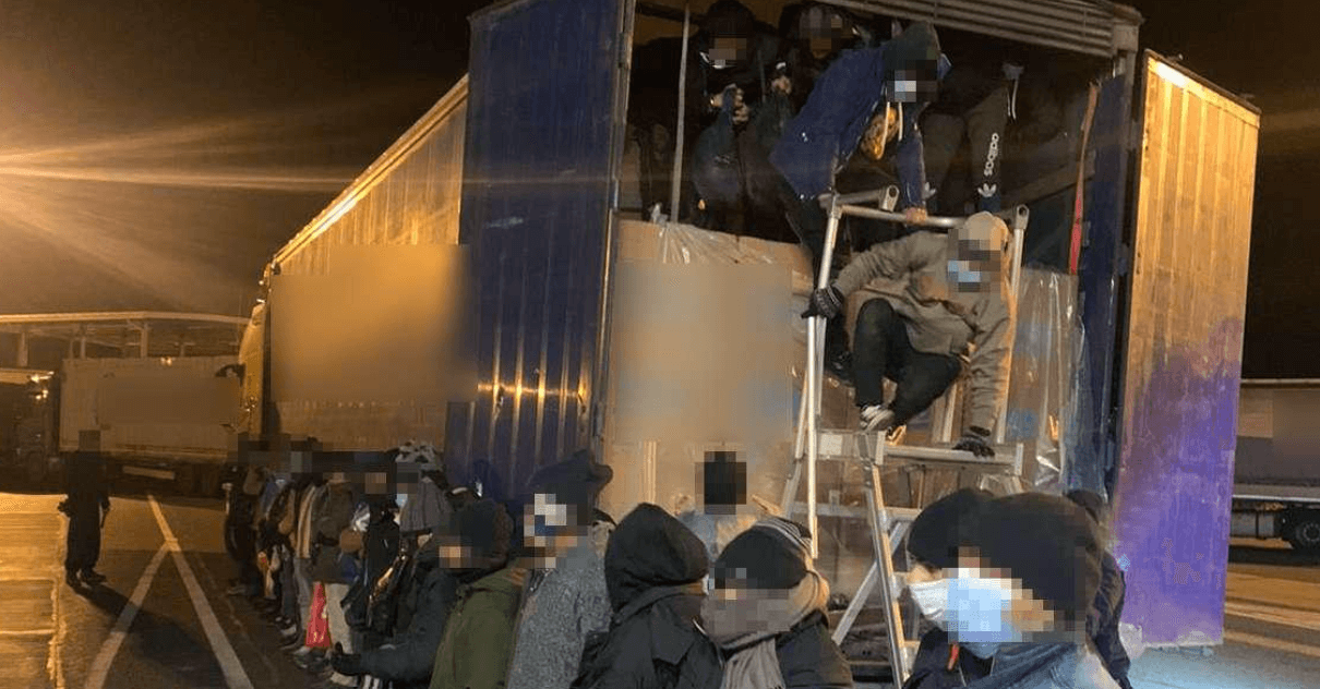Record negativ: 45 de cetățeni străini identificați într-un camion în timp ce încercau să treacă granița spre Ungaria