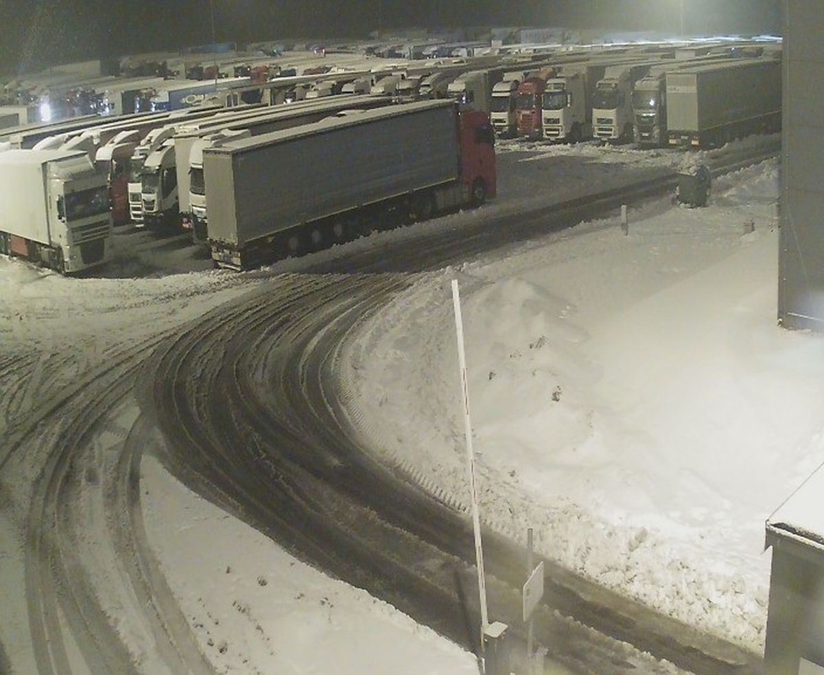 Eilės įvažiuoti į Baltarusiją laukia 300 sunkvežimių. Laukimo laikas – 54 valandas