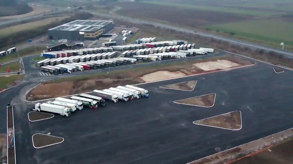 Megnyílt az őrzött teherautó parkoló a Calais-ba vezető úton