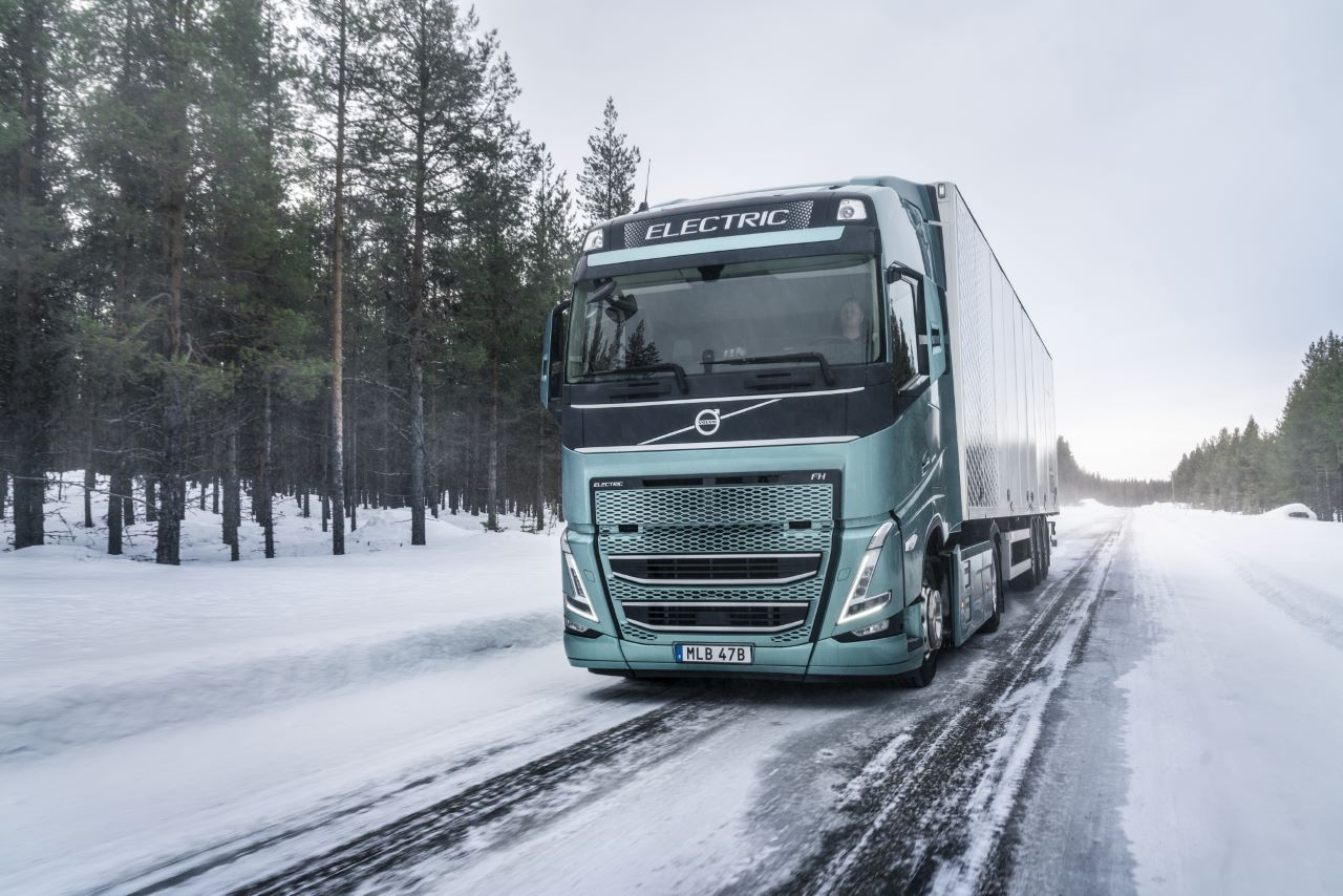 Nézze meg, mit tud az elektromos Volvo csúszós úton (videó)