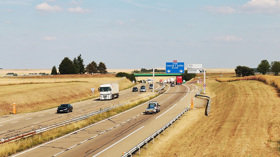 Transportatorii francezi anulează protestele după ce guvernul le-a promis un ajutor direct de 400 milioane de euro