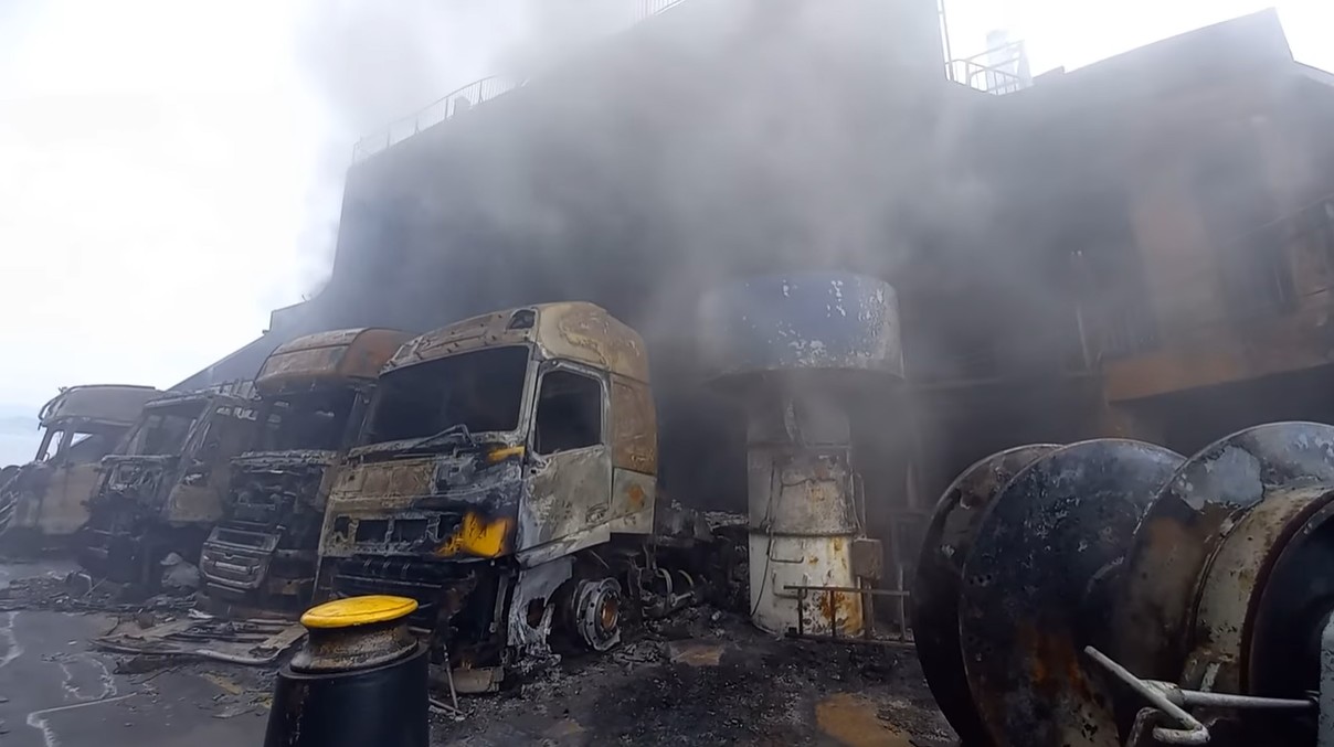Kuchenka w kabinie wywołała pożar promu? Dogaszanie statku wciąż trwa, nie odnaleziono 10 truckerów