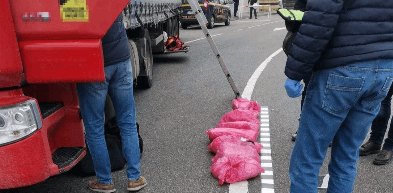 Stupefiante în valoare de 1.5 milioane euro depistate într-un camion la PTF Calafat