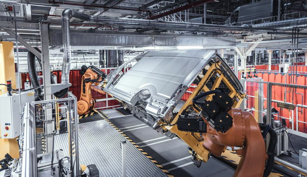 Dėl karo Ukrainoje kenčia automobilių pramonė. Automobilių gamyba gali ženkliai sumažėti