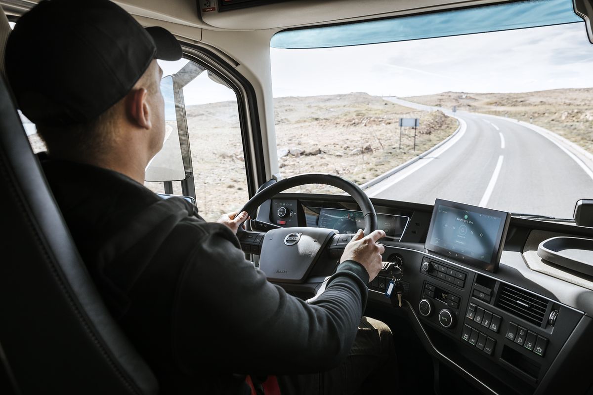 Vairuotojas stebimas vaizdo kameromis kabinoje. Sistema perims vilkiko valdymą, jei vairuotojo elgesys bus „įtartinas“