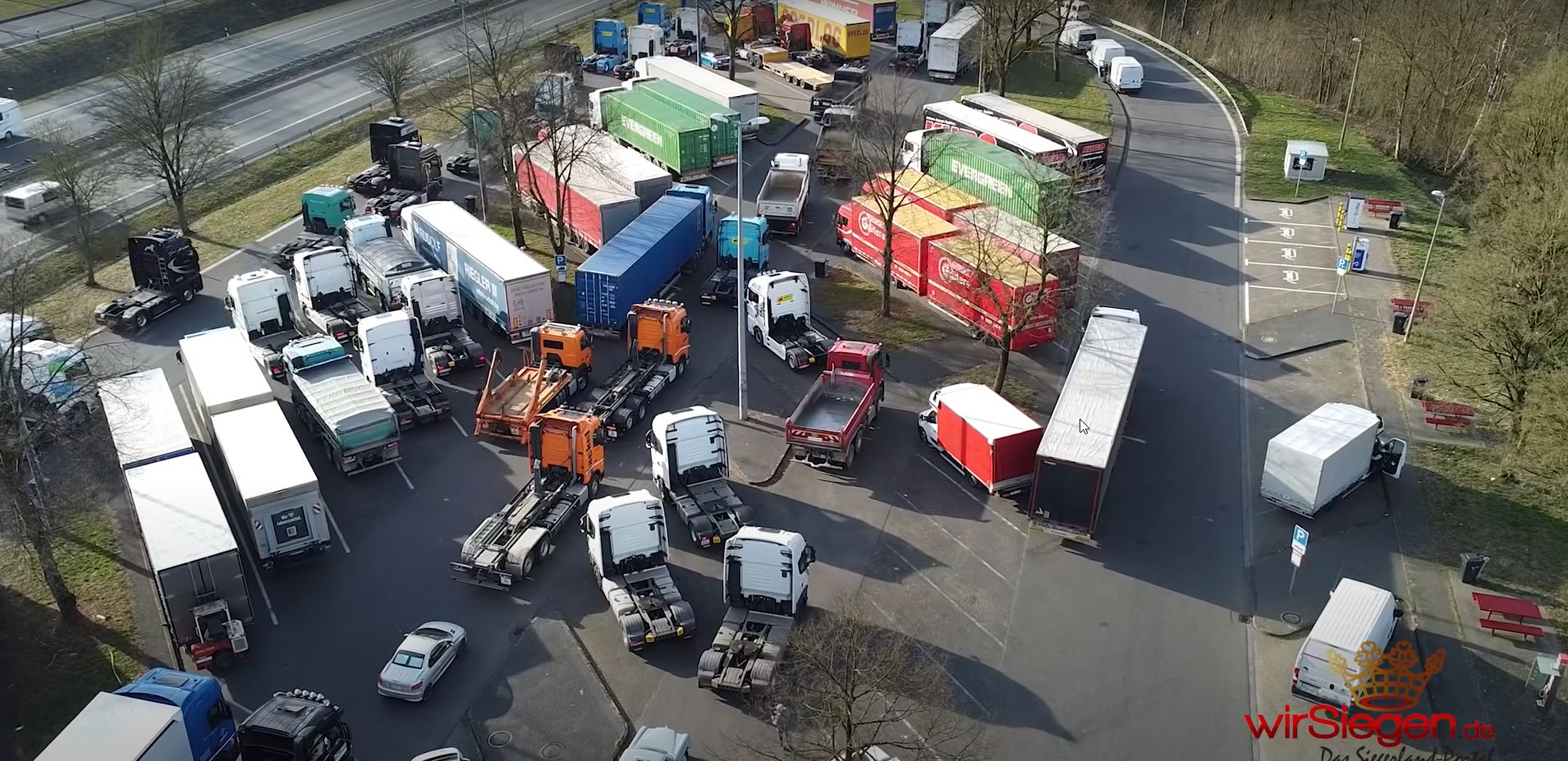 Vežėjų protestai dėl degalų kainų ES šalyse. Sunkvežimiai važiuoja į miestus